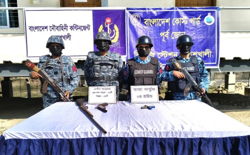 মহেশখালীর সন্ত্রাসীদের গোপন আস্তানায় কোস্ট গার্ড-নৌবাহিনীর যৌথ অভিযান, আগ্নেয়াস্ত্র জব্দ