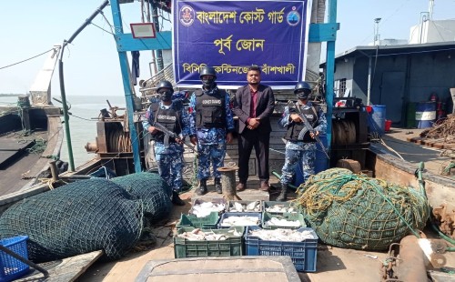 বাঁশখালীতে অবৈধ ট্রলিং বোট জব্দ, ২২ লাখ টাকার জাল ও মাছ উদ্ধার