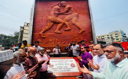 লালদিঘীতে বলি খেলার প্রতিকৃতি সম্বলিত ম্যুরাল উদ্বোধন করলেন মেয়র